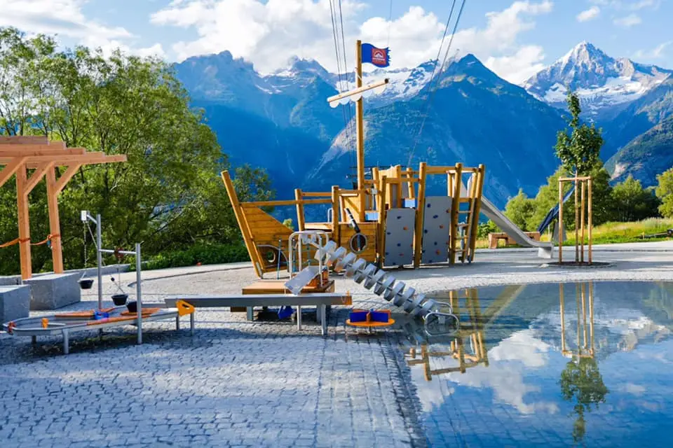 Spielplatz und Festgelände mit Bergpanorama