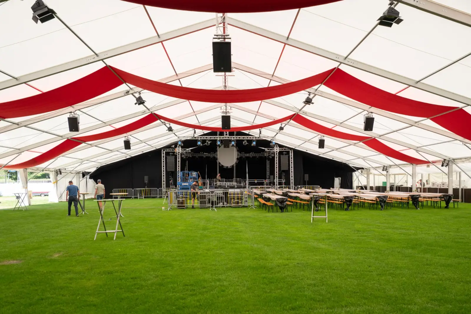 Festzelt mit Bühne