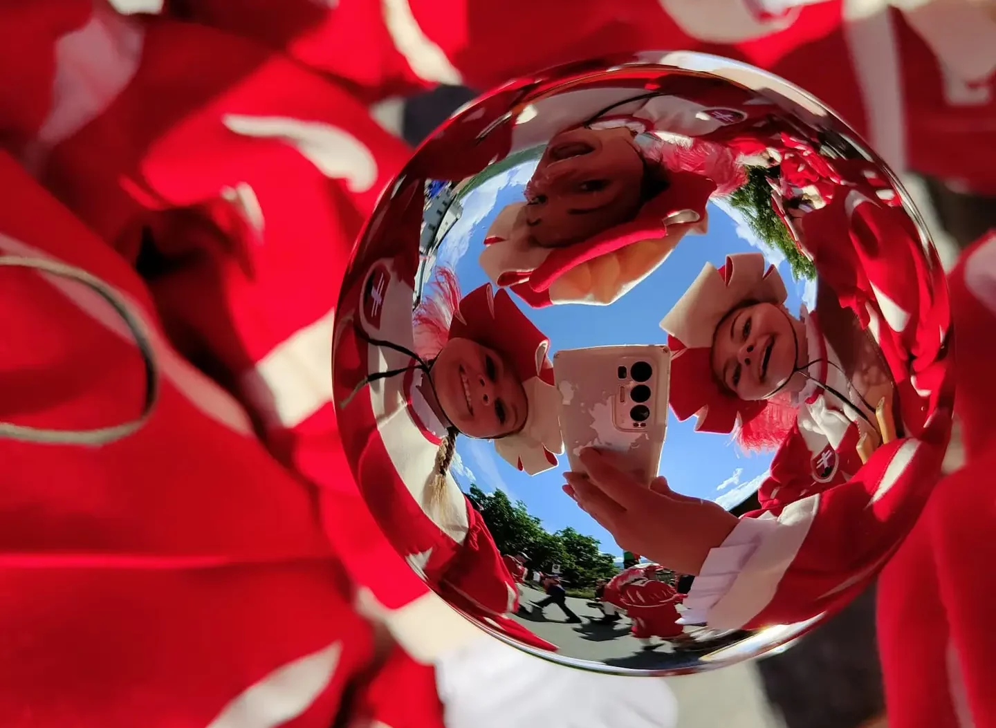 Spiegelung in einer glänzenden Oberfläche