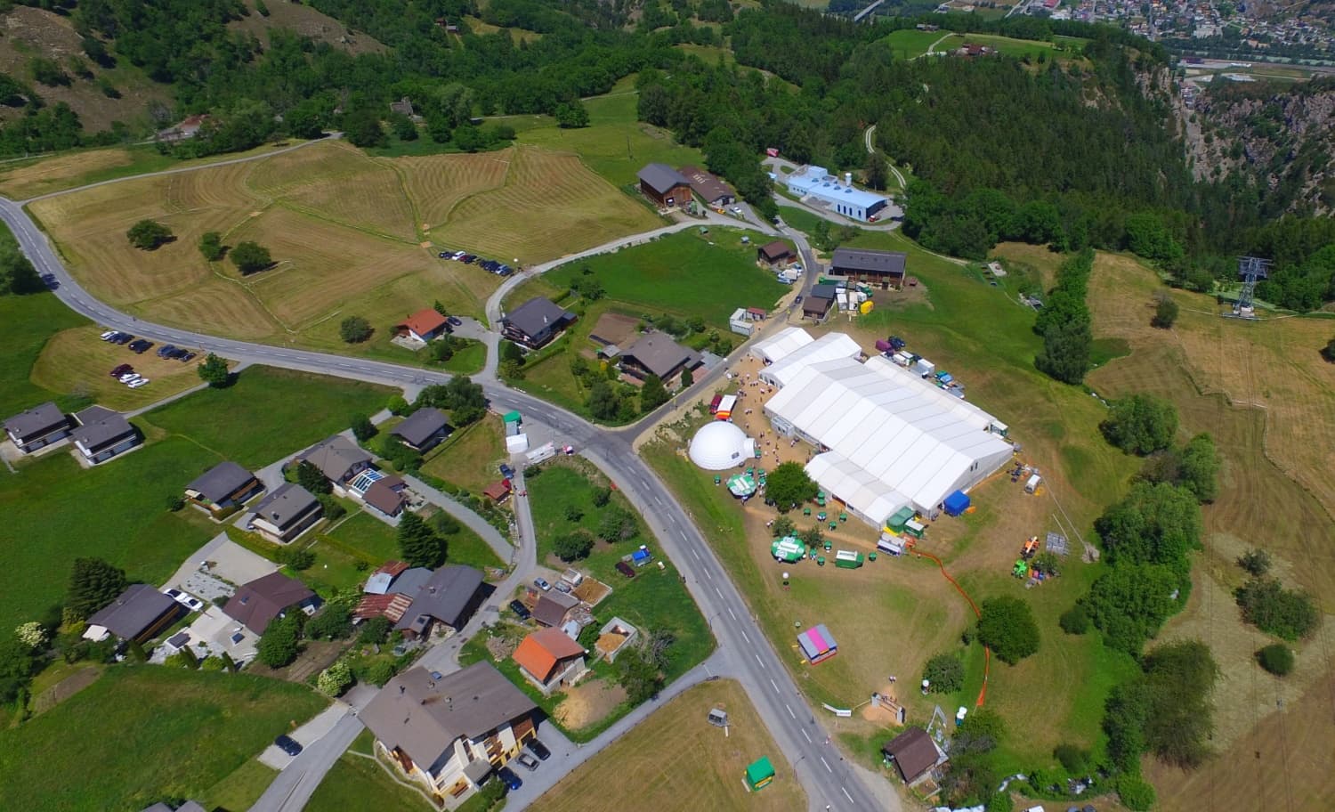 Luftbild Unterbäch mit Festgelände