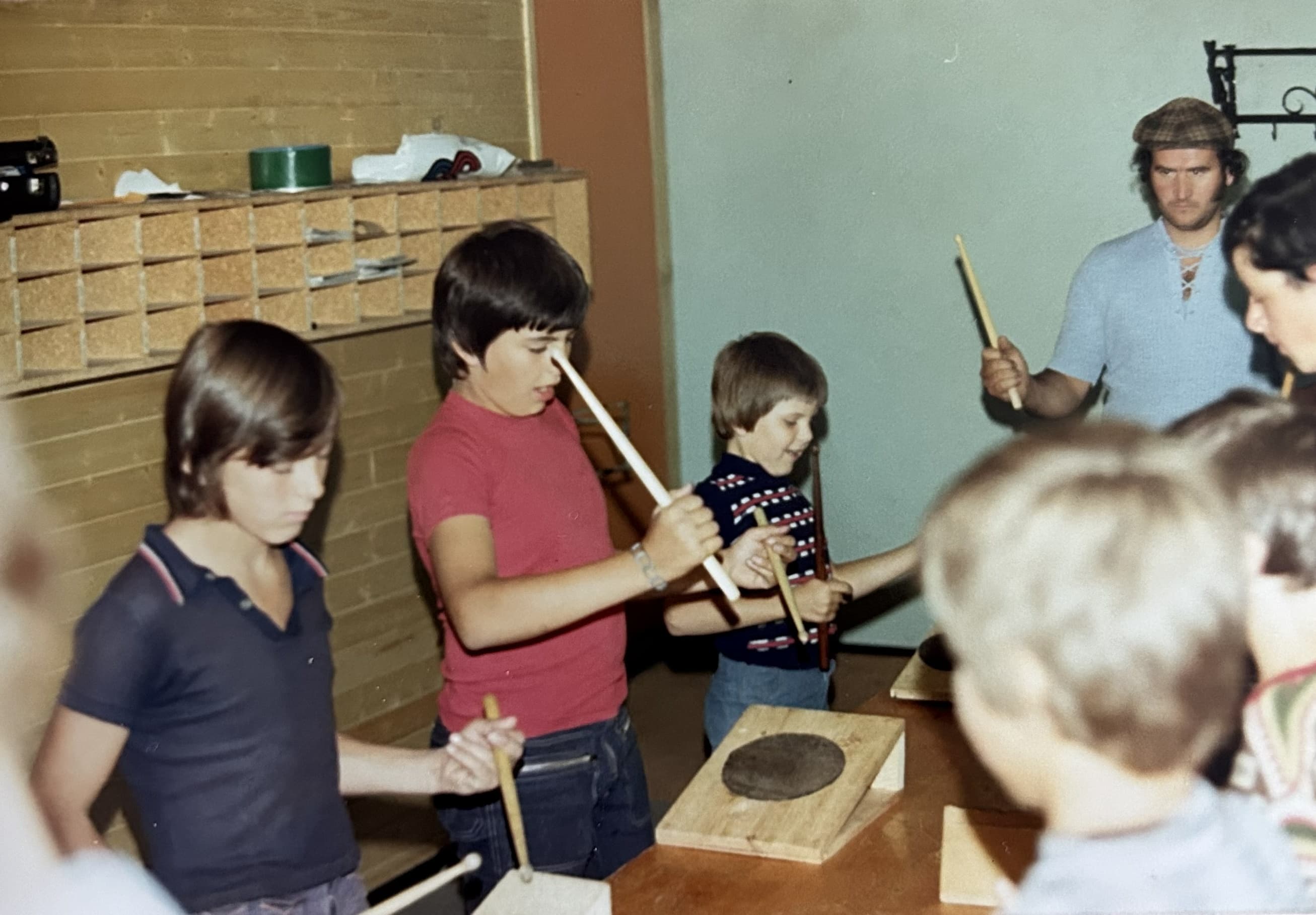 Junge Tambouren bei den ersten Übungen 1975