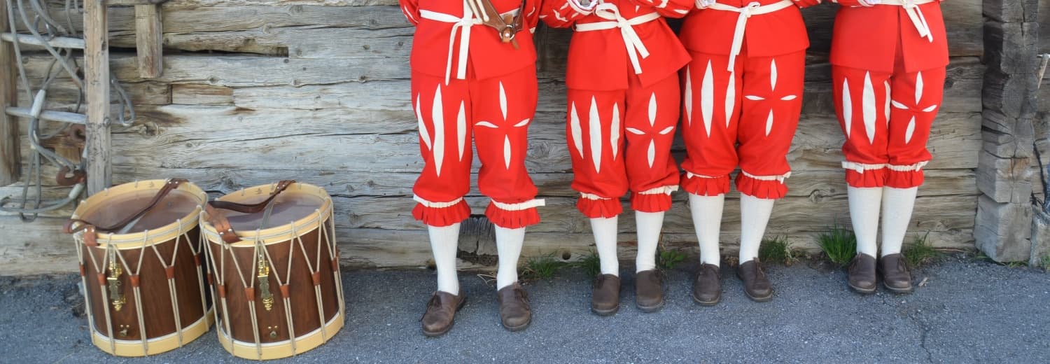 Tambouren in traditionellen Trachten mit Trommeln